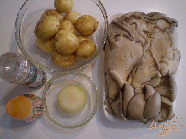 Фото приготовление рецепта: Отварной картофель с вешенкой и луком шаг №1