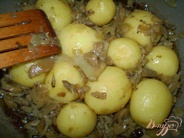 Фото приготовление рецепта: Отварной картофель с вешенкой и луком шаг №6