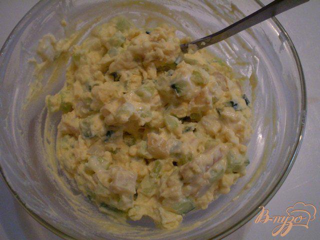 Фото приготовление рецепта: Фаршированные яйца кальмаром и огурцом шаг №5