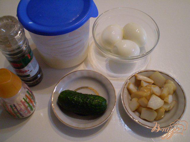 Фото приготовление рецепта: Фаршированные яйца кальмаром и огурцом шаг №1
