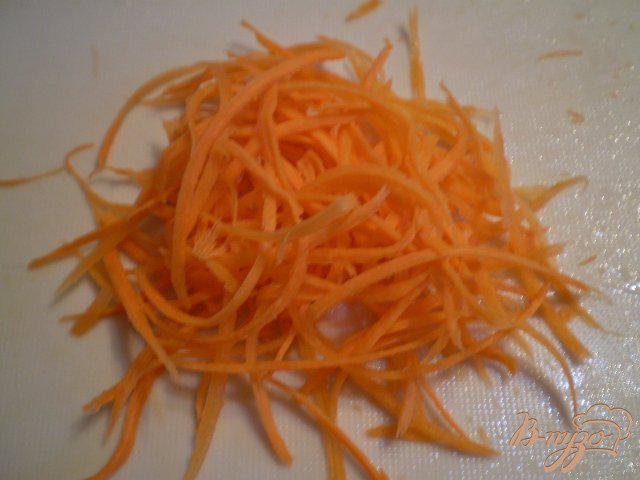 Фото приготовление рецепта: Салат из капусты молодой, моркови и калины шаг №3