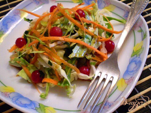 Фото приготовление рецепта: Салат из капусты молодой, моркови и калины шаг №6
