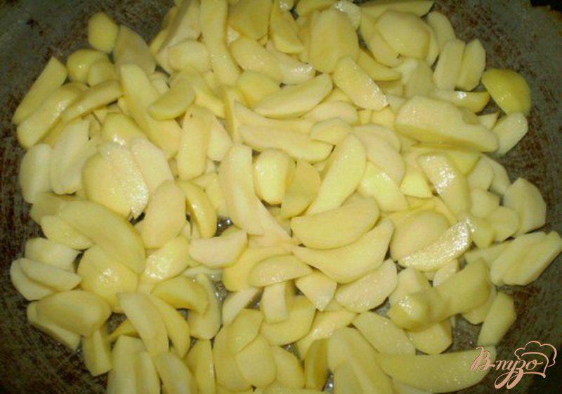Фото приготовление рецепта: Картофель с грибами под омлетом шаг №3