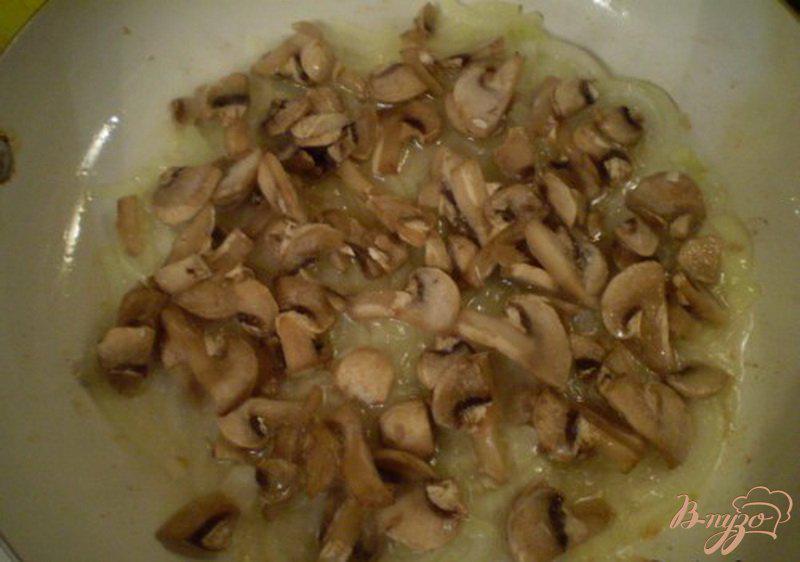 Фото приготовление рецепта: Картофель с грибами под омлетом шаг №2