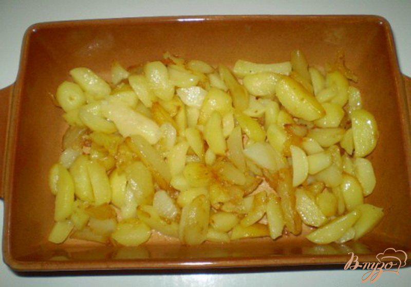 Фото приготовление рецепта: Картофель с грибами под омлетом шаг №5