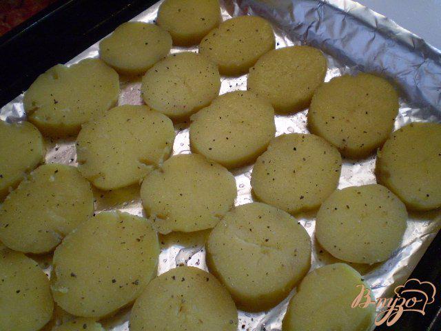 Фото приготовление рецепта: Мясные шарики на картофеле под сыром шаг №3