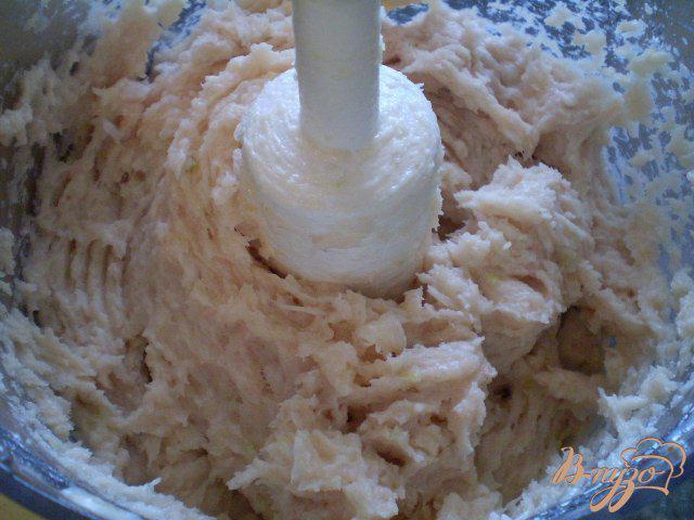 Фото приготовление рецепта: Мясные шарики на картофеле под сыром шаг №2