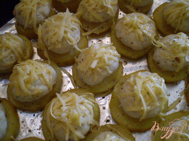 Фото приготовление рецепта: Мясные шарики на картофеле под сыром шаг №5