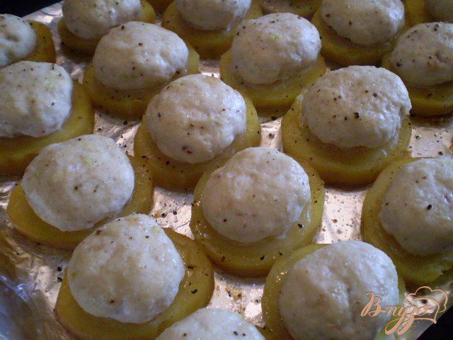 Фото приготовление рецепта: Мясные шарики на картофеле под сыром шаг №4