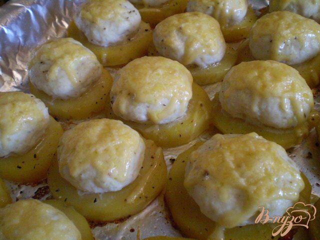 Фото приготовление рецепта: Мясные шарики на картофеле под сыром шаг №6