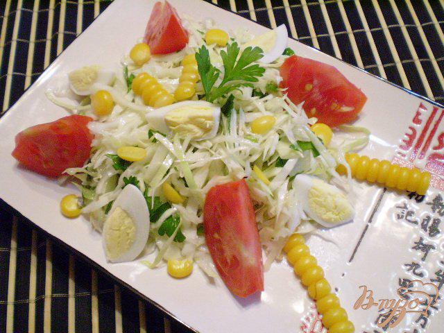Фото приготовление рецепта: Легкий овощной салат с кукурузой и перепелиными яйцами шаг №4
