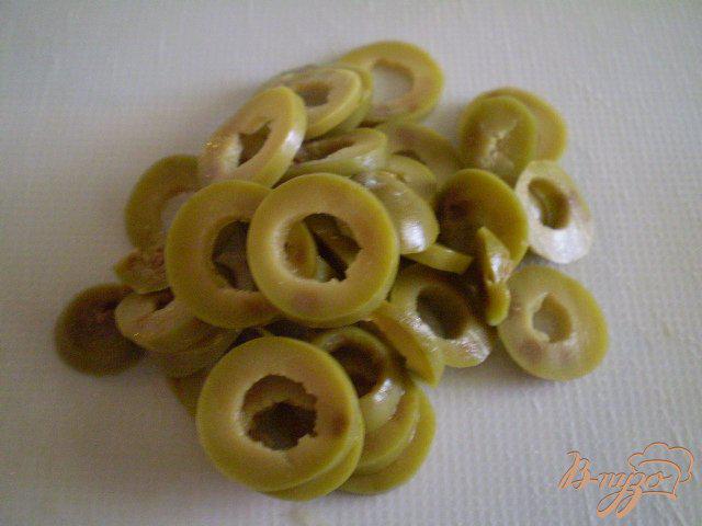 Фото приготовление рецепта: Омлет на сливках с зелеными оливками шаг №2