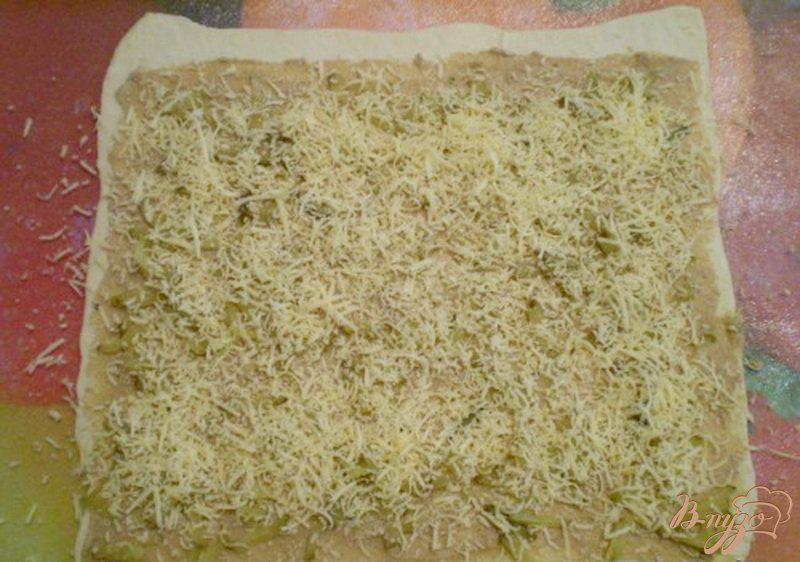 Фото приготовление рецепта: Мини пицца с паштетом и сыром шаг №3