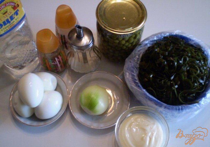 Фото приготовление рецепта: Салат из морской капусты, лука и горошка шаг №1