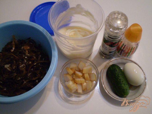 Фото приготовление рецепта: Салат из морской капусты, кальмара и огурца шаг №1