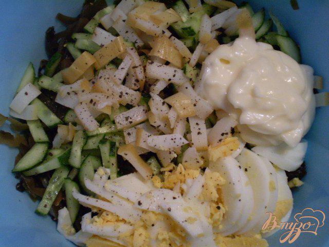 Фото приготовление рецепта: Салат из морской капусты, кальмара и огурца шаг №2