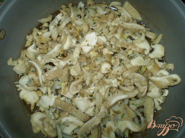 Фото приготовление рецепта: Омлет с грибами и сыром шаг №2