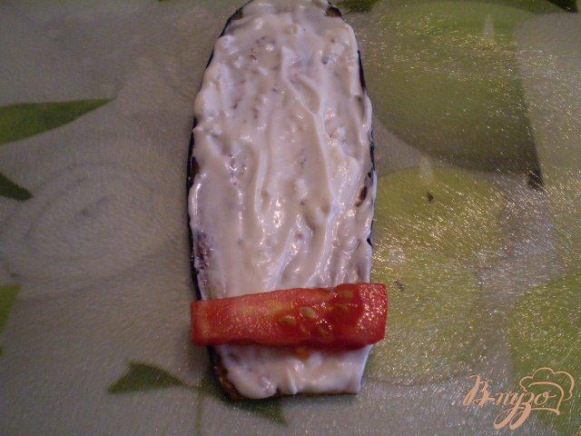 Фото приготовление рецепта: Баклажановые рулетики с сыром и помидором шаг №6