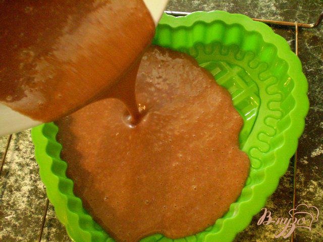 Фото приготовление рецепта: Шоколадный быстрый пирог шаг №4