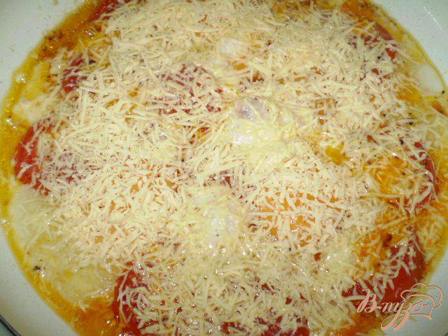 Фото приготовление рецепта: Яичница с помидорами и сыром шаг №5