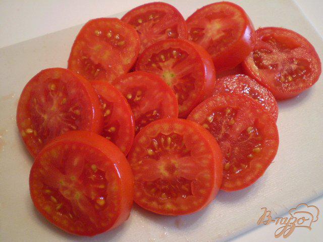 Фото приготовление рецепта: Яичница с помидорами и сыром шаг №2