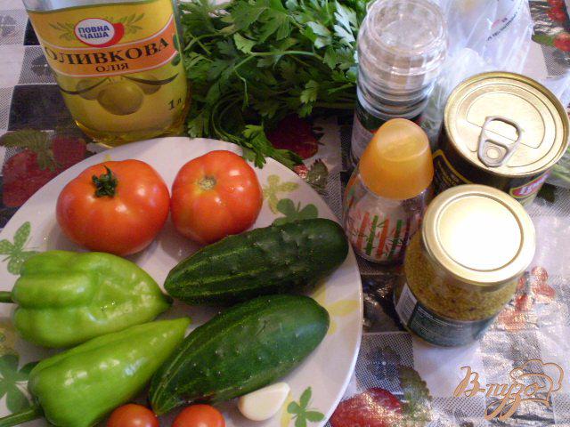 Фото приготовление рецепта: Овощной салат с чесноком и оливками шаг №1