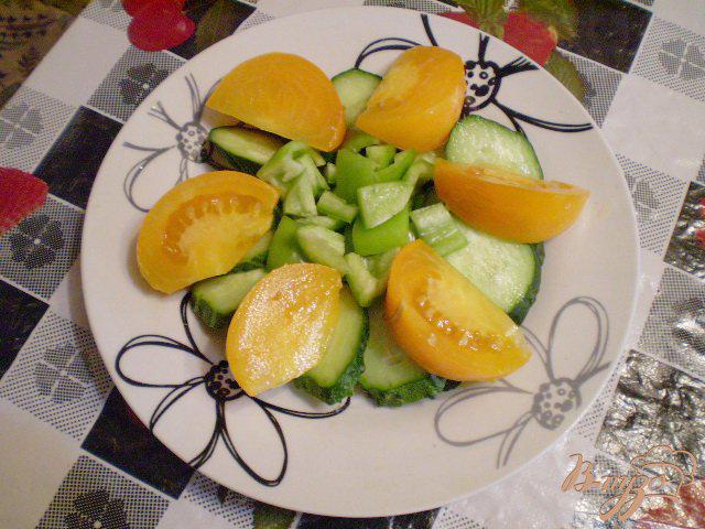 Фото приготовление рецепта: Салат с желтыми томатами шаг №3