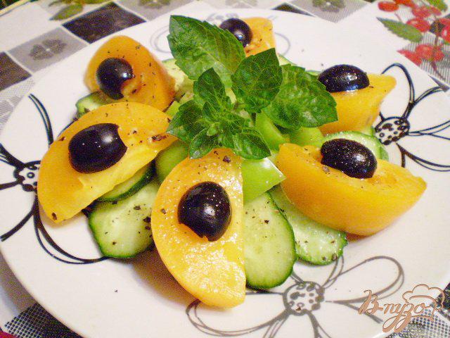Фото приготовление рецепта: Салат с желтыми томатами шаг №4