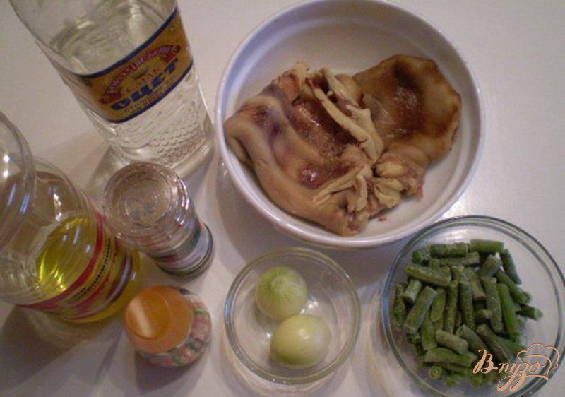 Фото приготовление рецепта: Салат из стручковой фасоли и свиных ушей шаг №1