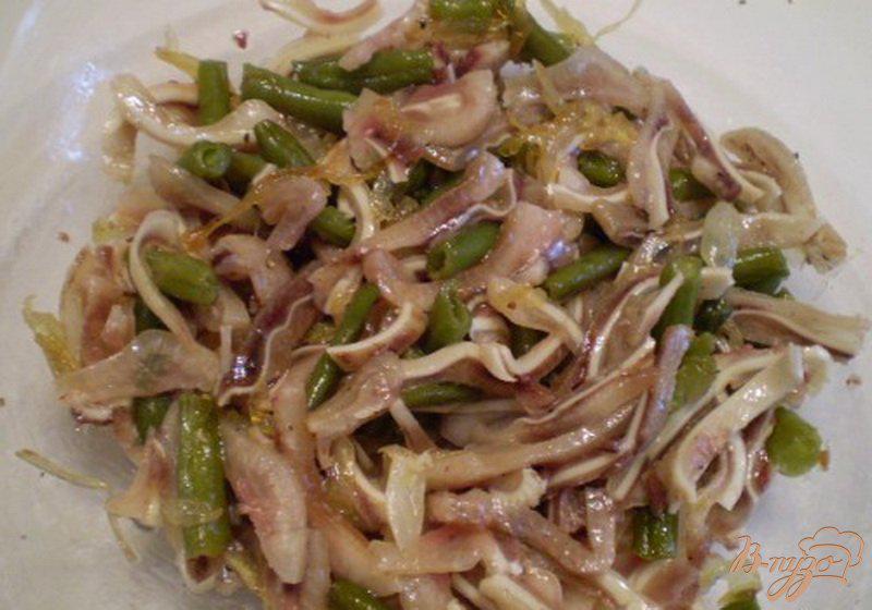 Фото приготовление рецепта: Салат из стручковой фасоли и свиных ушей шаг №6