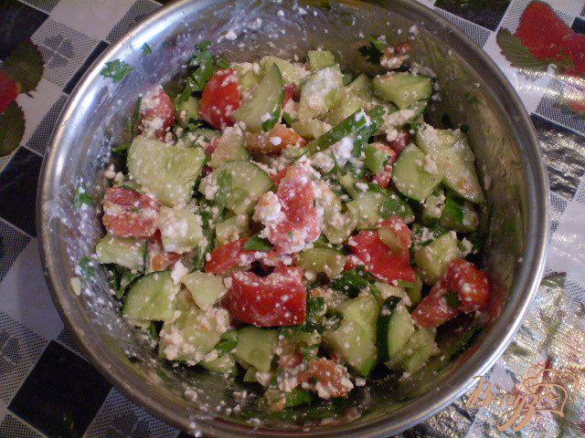 Фото приготовление рецепта: Овощной салат с творогом и сметаной шаг №4