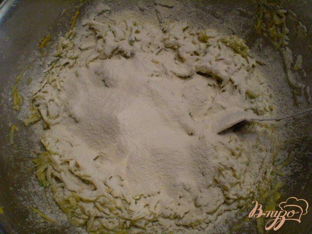 Фото приготовление рецепта: Кабачковые оладьи с сыром шаг №3