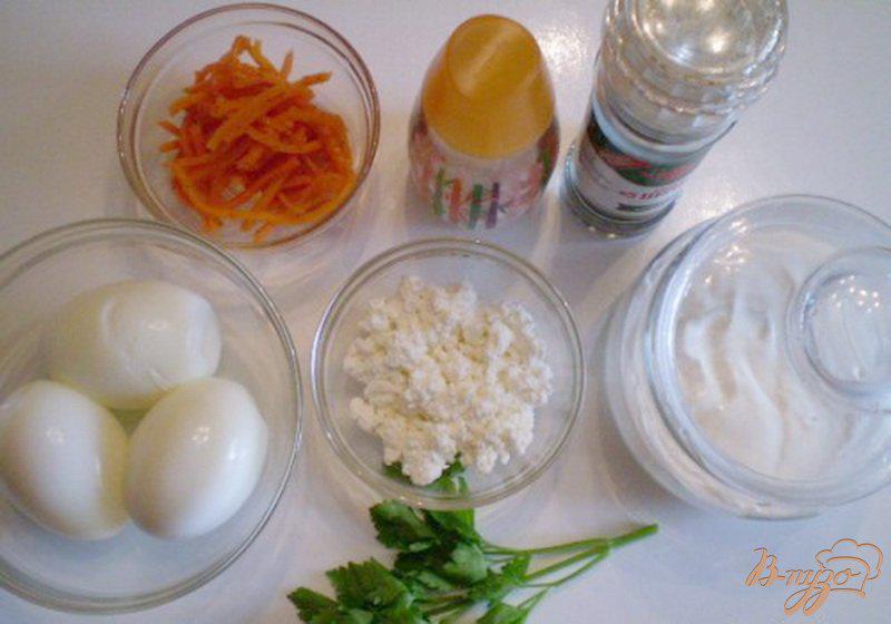 Фото приготовление рецепта: Яйца фаршированные творогом и морковью шаг №1