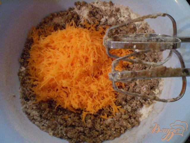 Фото приготовление рецепта: Пирог шоколадно-морковный шаг №4
