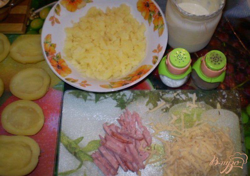 Фото приготовление рецепта: Картофель фаршированный сыром и колбасой шаг №3