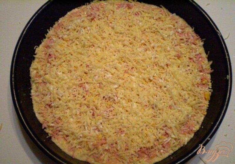 Фото приготовление рецепта: Пицца с колбасой и двумя видами сыра шаг №5