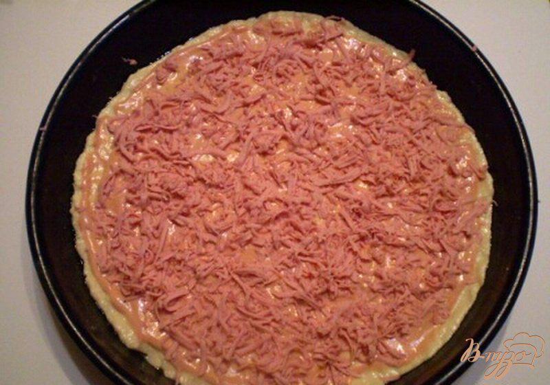 Фото приготовление рецепта: Пицца с колбасой и двумя видами сыра шаг №4