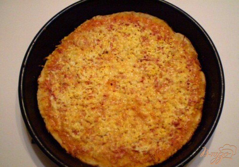 Фото приготовление рецепта: Пицца с колбасой и двумя видами сыра шаг №6