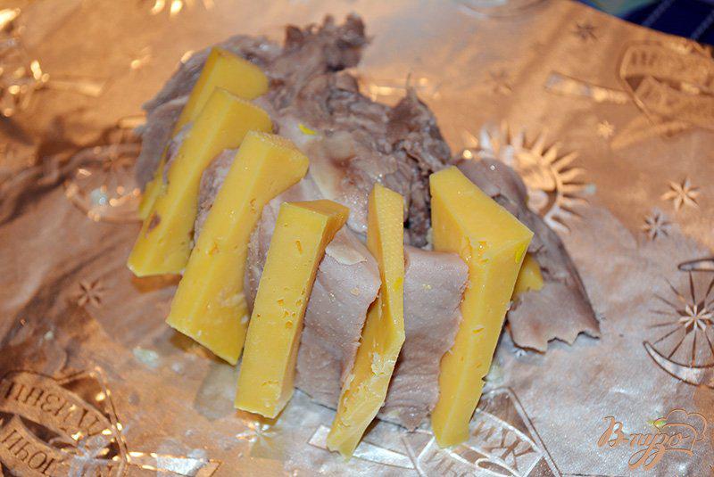 Фото приготовление рецепта: Язык свиной запеченый со специями, чесноком и сыром шаг №4