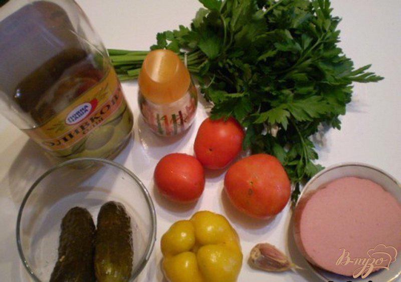 Фото приготовление рецепта: Салат овощной с колбасой молочной подкопченной шаг №1