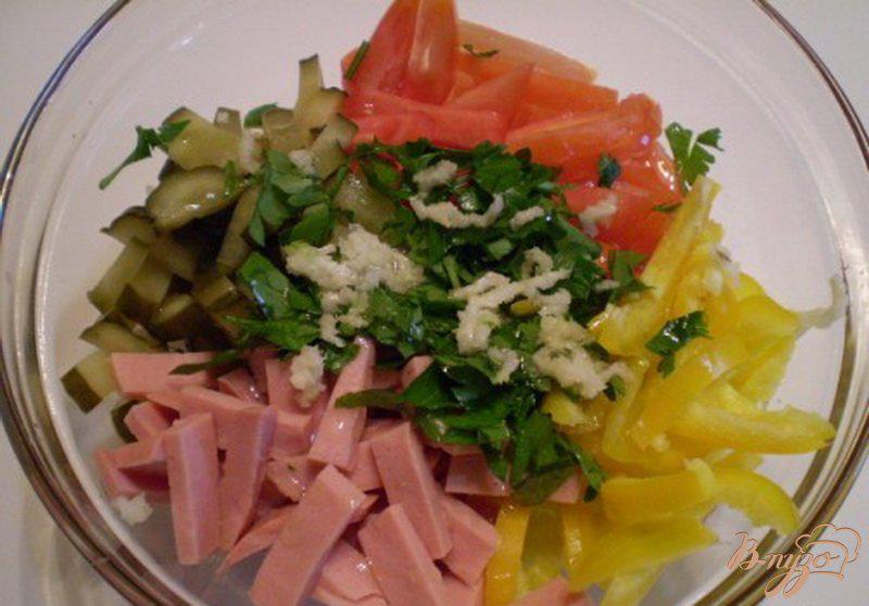 Фото приготовление рецепта: Салат овощной с колбасой молочной подкопченной шаг №3