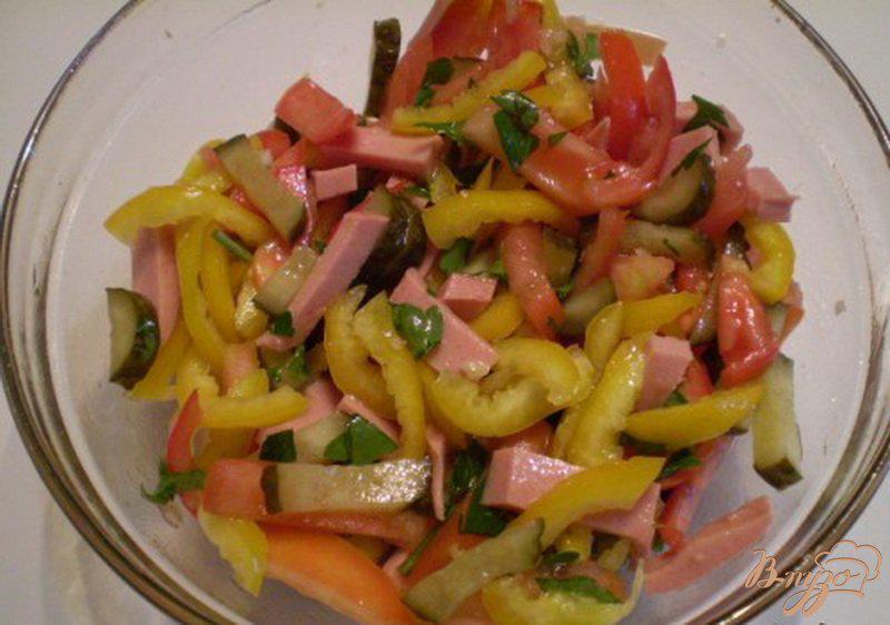 Фото приготовление рецепта: Салат овощной с колбасой молочной подкопченной шаг №4