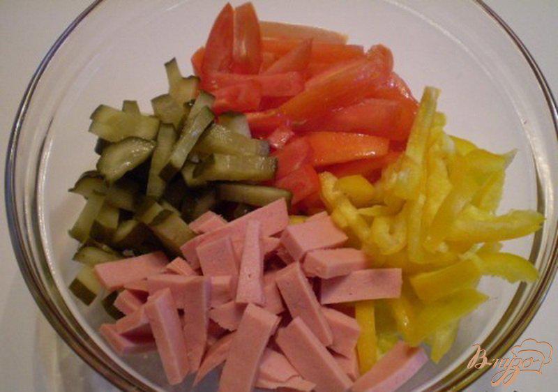 Фото приготовление рецепта: Салат овощной с колбасой молочной подкопченной шаг №2
