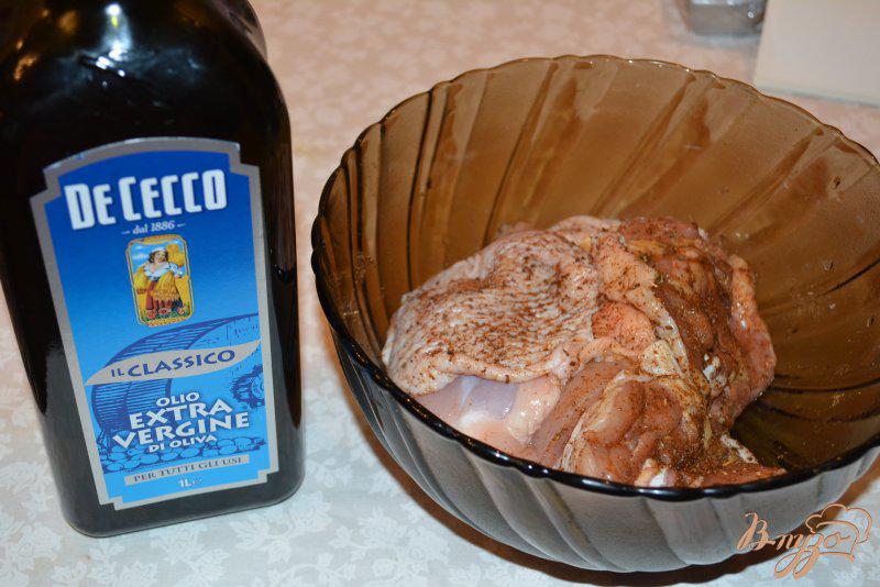 Фото приготовление рецепта: Курица с яблоком, запеченая в рукаве шаг №3