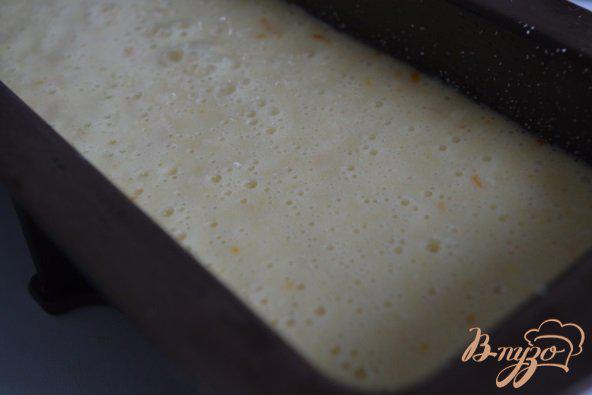 Фото приготовление рецепта: Апельсиновый кекс с  кусочками белого шоколада шаг №4
