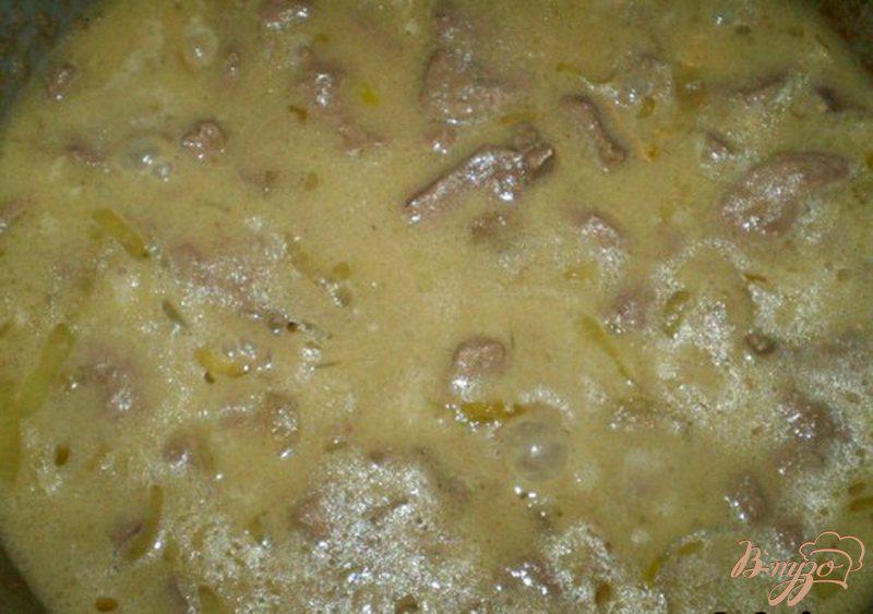 Фото приготовление рецепта: Печень тушенная с грибами, луком в сметане шаг №5
