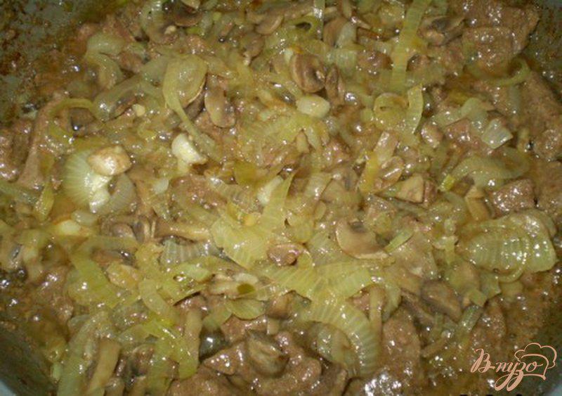 Фото приготовление рецепта: Печень тушенная с грибами, луком в сметане шаг №4