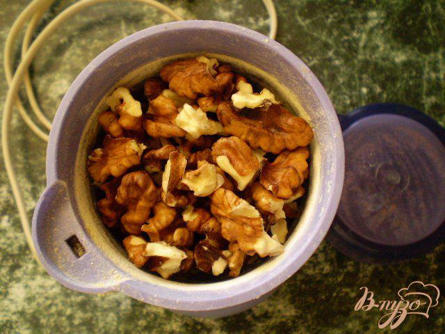 Фото приготовление рецепта: Мясо тушенное с грецкими орехами шаг №4