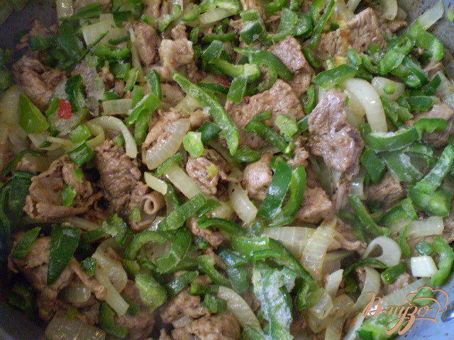 Фото приготовление рецепта: Мясо тушенное с грецкими орехами шаг №6