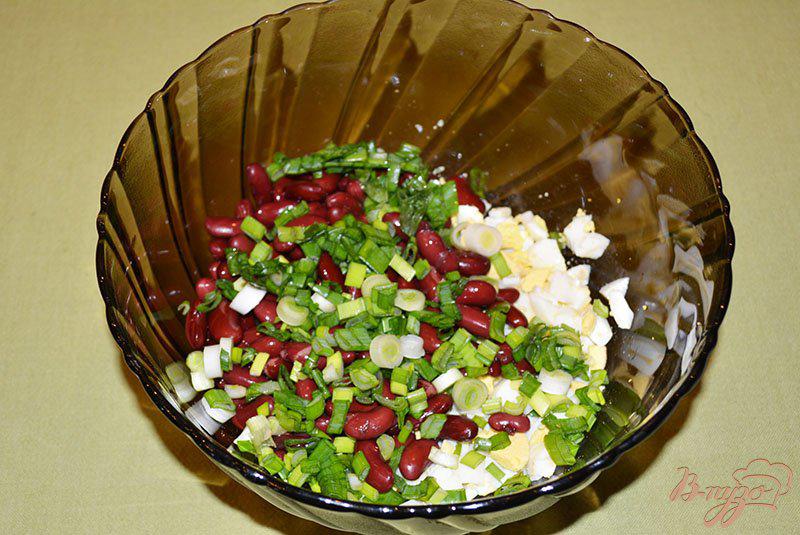 Фото приготовление рецепта: Салат с краковской колбасой и фасолью шаг №3